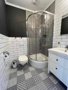 ソポトにあるVIU Haffnera 21 - apartamentyのバスルーム(シャワー、トイレ、シンク付)