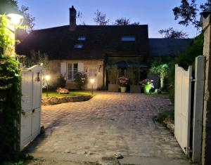 Vonkajšia záhrada v ubytovaní Gîte de la tour de Loire - 65 m2 au pied d'une tour de gué du 17ème siècle