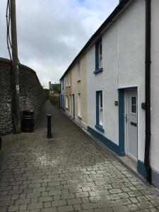 a cobblestone street next to a white building at 2 Agars Lane Cashel in Cashel