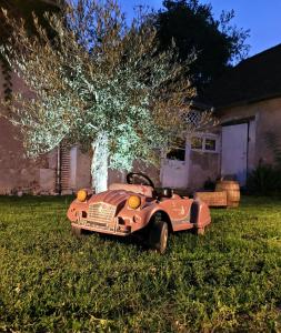 Vonkajšia záhrada v ubytovaní Gîte de la tour de Loire - 65 m2 au pied d'une tour de gué du 17ème siècle