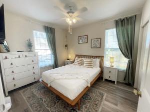 Giường trong phòng chung tại Seaside at Anastasia C101 +21 ảnh