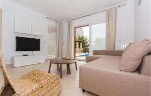 een woonkamer met een bank en een tv bij I & M Guest House in Banjole