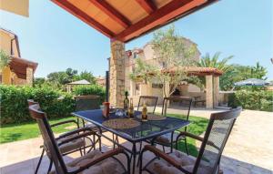 een blauwe tafel en stoelen op een patio bij I & M Guest House in Banjole