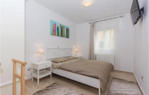 een witte slaapkamer met een bed en een raam bij I & M Guest House in Banjole +24 foto's