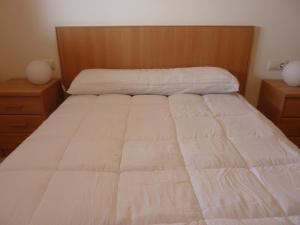 Un pat sau paturi într-o cameră la Apartamentos Deluxe Peñíscola