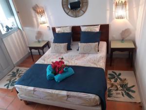 Una cama o camas en una habitación de Studio Bleu Coco