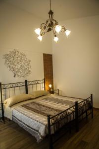 سرير أو أسرّة في غرفة في La Cascina B&B
