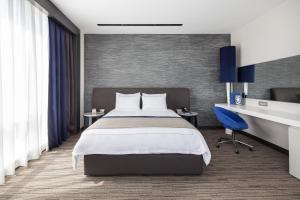 Postel nebo postele na pokoji v ubytování Ramada Hotel & Suites by Wyndham Izmir Kemalpasa