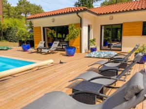 Photo de la galerie de l'établissement Magnifique villa avec piscine, à Biscarrosse