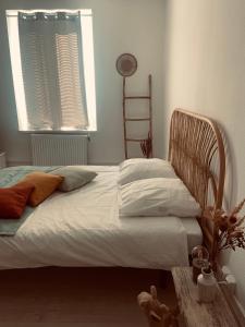 sypialnia z łóżkiem, krzesłem i oknem w obiekcie Studio Girafe, style bohème et atypique, Curistes w mieście Luxeuil-les-Bains