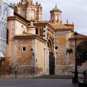La Posada de Clotilde في سيلا: مبنى عليه برج الساعه
