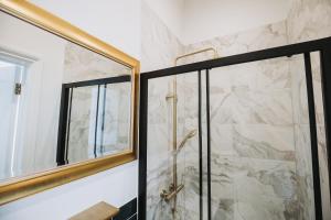 ein Badezimmer mit Dusche und Spiegel in der Unterkunft Stunning 5 bedroom period property by the sea in Kent + 51 Fotos