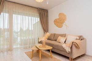 Galeriebild der Unterkunft BOHO BEACH STUDIO su terasa ir baseinu in Palanga