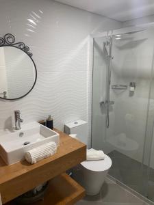 アロウカにあるQuinta da Vinha do Soutoの洗面台、シャワー、トイレ付きのバスルーム +35枚の写真