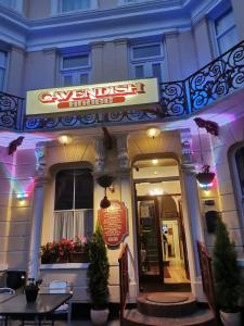 un restaurante con un cartel en la parte delantera de un edificio en Cavendish House Hotel, en Great Yarmouth