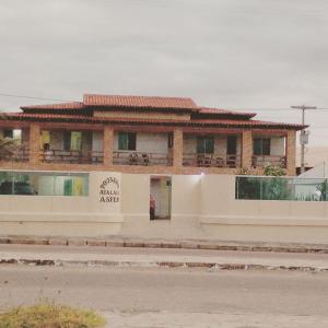 un edificio con un cartel en el costado en pousada ATALAIA ASFEPI en Luis Correia