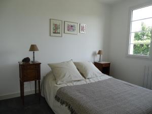 Postel nebo postele na pokoji v ubytování VILLA BERNACHE, maison bord de mer