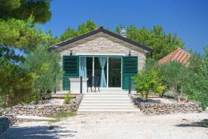 ein Haus mit einer grünen Tür und einer Treppe, die dorthin führt in der Unterkunft "The 7th Heaven Garden" Villa in Vodice