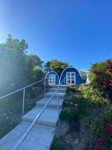 卡爾斯敦貝雷的住宿－A house and a half on Beara peninsula，通往蓝色房子的楼梯