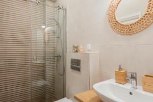 Galeriebild der Unterkunft BOHO BEACH STUDIO su terasa ir baseinu in Palanga