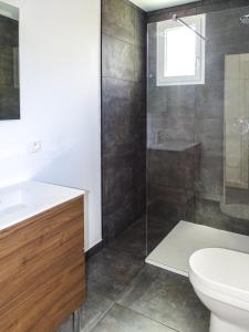 Kúpeľňa v ubytovaní VILLA BERNACHE, maison bord de mer
