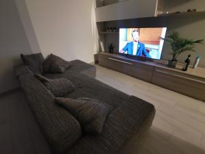 Televízia a/alebo spoločenská miestnosť v ubytovaní Shining house in Milan