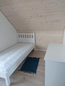 Łóżko lub łóżka w pokoju w obiekcie Jantarovnia