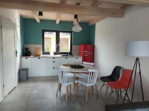 - une cuisine avec une table et des chaises dans la chambre dans l'établissement Jantarovnia, à Jantar