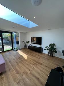 Televisyen dan/atau pusat hiburan di Modern Studio with parking in private garden