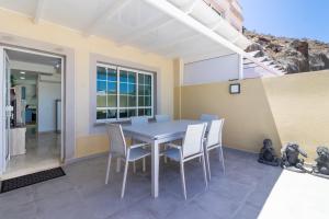 a dining room with a table and chairs at Apartamento en Puerto Rico in Mogán
