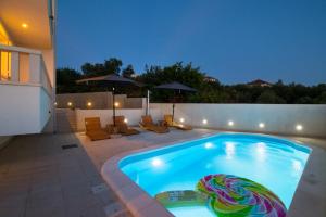 Bazén v ubytování Brand New 3BR Apartment with Rooftop Sea View & Pool Villa Fiorentini Ciovo nebo v jeho okolí