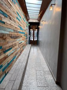 Ferienhaus Hostel Salta في سالتا: مدخل مع جدار خشبي مع باب