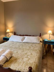 En eller flere senge i et værelse på Ferienhaus Hostel Salta