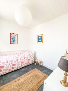 Postel nebo postele na pokoji v ubytování VILLA BERNACHE, maison bord de mer