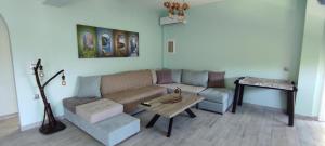 sala de estar con sofá y mesa en Corfu Sunset family apartment, en Liapades