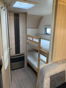 Postel nebo postele na pokoji v ubytování Przyczepy VIP - Ośrodek na Klifie Village - Hel Helska 11