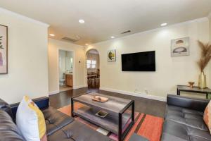 Area tempat duduk di Vibrant Fab 40's Hotel Style Home East Sacramento