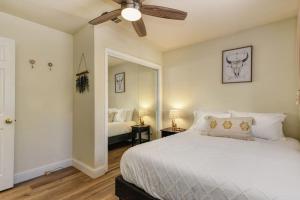 Gallery image of Vibrant Fab 40's Hotel Style Home East Sacramento in Sacramento