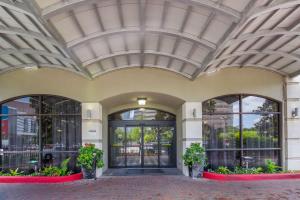 een groot gebouw met grote ramen en een plafond bij SureStay Plus Hotel by Best Western Houston Medical Center in Houston