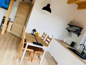 Kuchyň nebo kuchyňský kout v ubytování Apartamenty Łebska Ostoja
