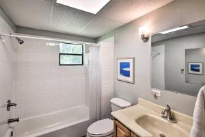 Ένα μπάνιο στο Dog-Friendly Home with Gas Grill - Walk to Rose Bay! +40 φωτογραφίες