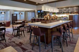 Majoituspaikan Sonesta Select Indianapolis Carmel baari tai lounge-tila