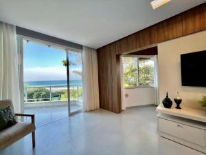 sala de estar con vistas al océano en Vivencie Esta Experiência Beira Mar, en Bombinhas