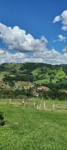 un grupo de lápidas en un campo de hierba en Pousada Mirante de Minas, en Extrema