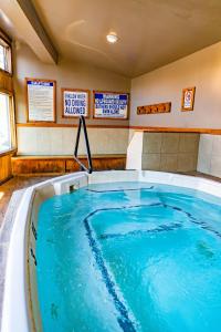 una vasca idromassaggio in una camera con jacuzzi di Red Stone Inn a Moab
