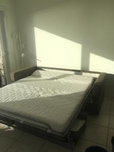 Een bed of bedden in een kamer bij Studio 4 pers met Frontaal Zeezicht & privé zwembad Oostende