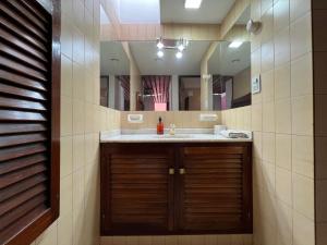 メンドーサにあるCasa Eusebio Blanco con patio parrilla y cochera en el centro de Mendozaの洗面台と鏡のあるバスルーム +60枚の写真
