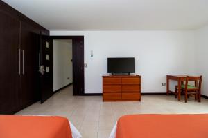 TV in/ali zabaviščno središče v nastanitvi Galapagos Apartments - Bay View House