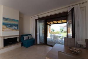 un soggiorno con camino e sedia blu di Ariadni -Villas- luxury houses a Kriopigi