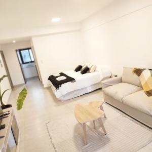a bedroom with a bed and a couch at PR Apart - Alquileres Temporarios in San Miguel de Tucumán +59 photos